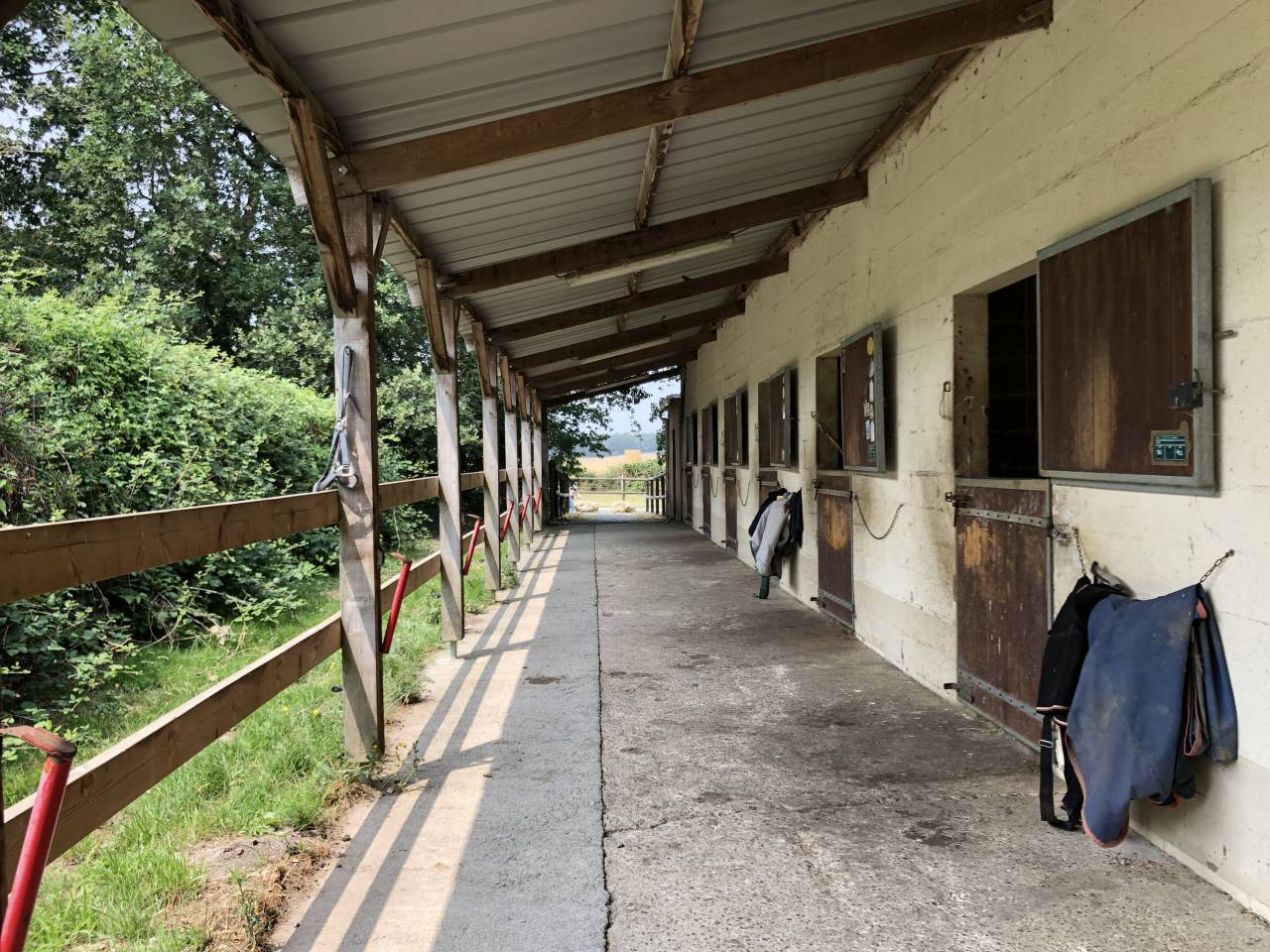  Propri&eacute;t&eacute; &eacute;questre &ndash; Habitation contemporaine, &eacute;curies