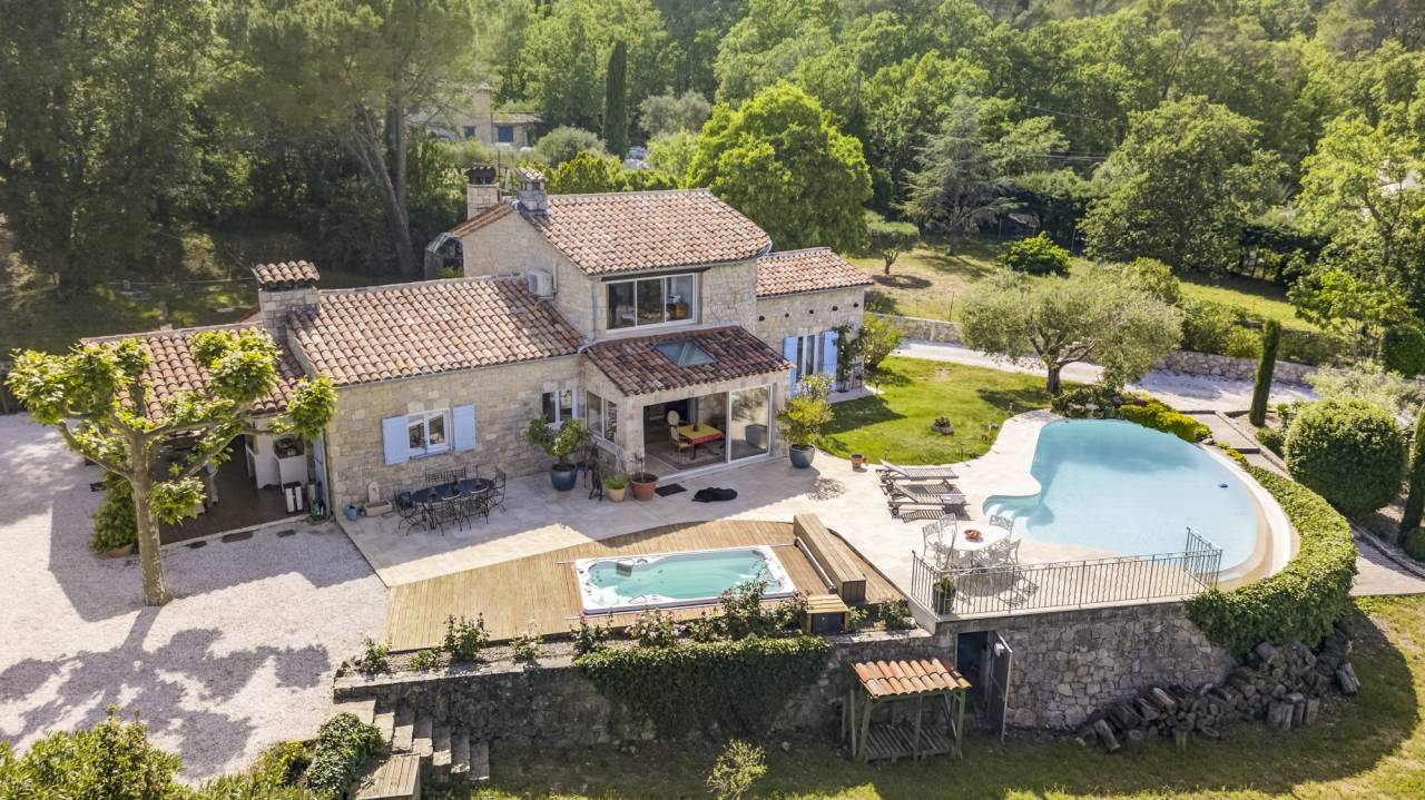 Magnifique propri&eacute;t&eacute; en pierre avec vue panoramique et install