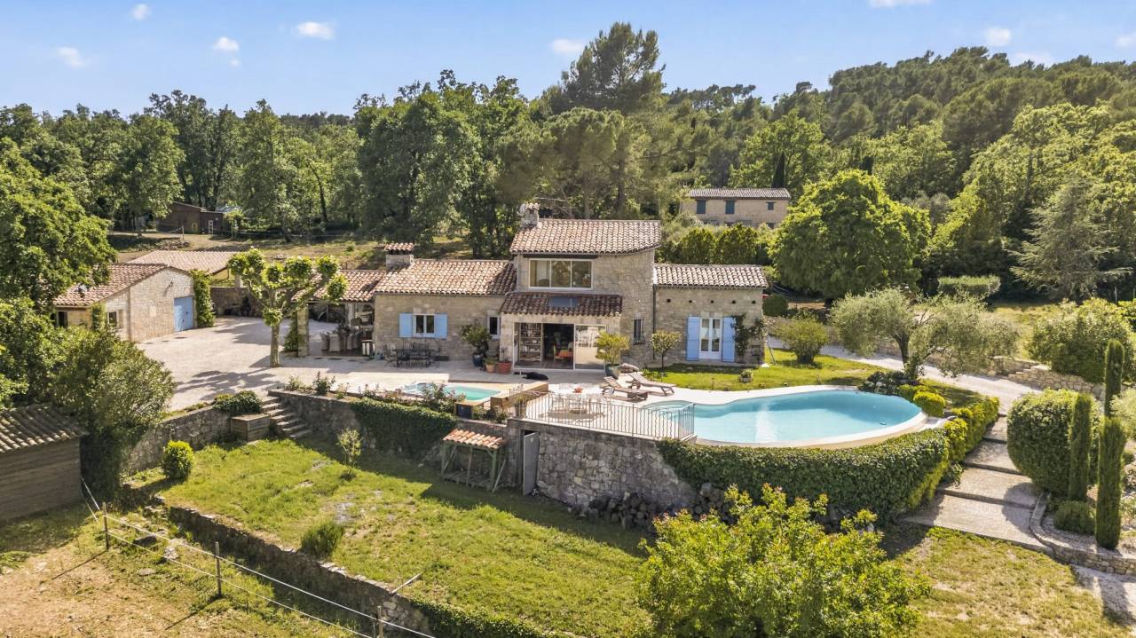 Magnifique propri&eacute;t&eacute; en pierre avec vue panoramique et install