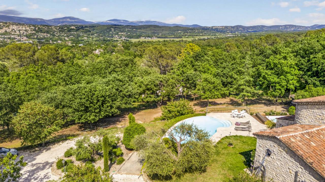 Magnifique propri&eacute;t&eacute; en pierre avec vue panoramique et install