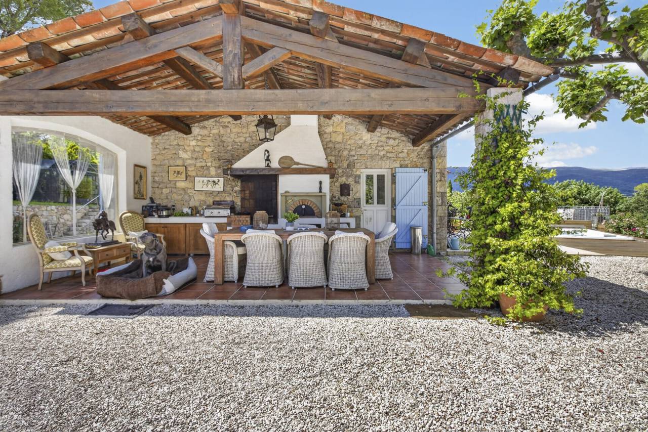 Magnifique propri&eacute;t&eacute; en pierre avec vue panoramique et install
