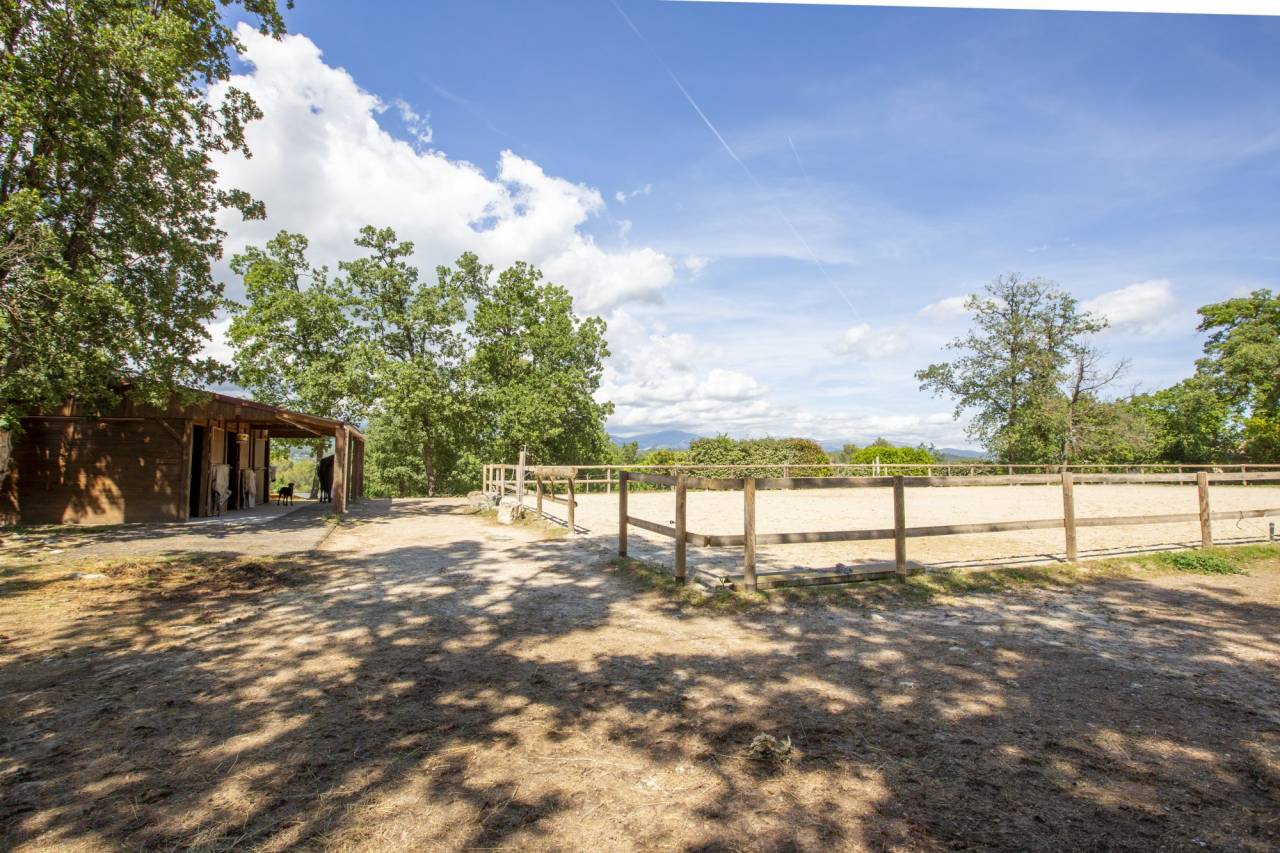 Magnifique propri&eacute;t&eacute; en pierre avec vue panoramique et install