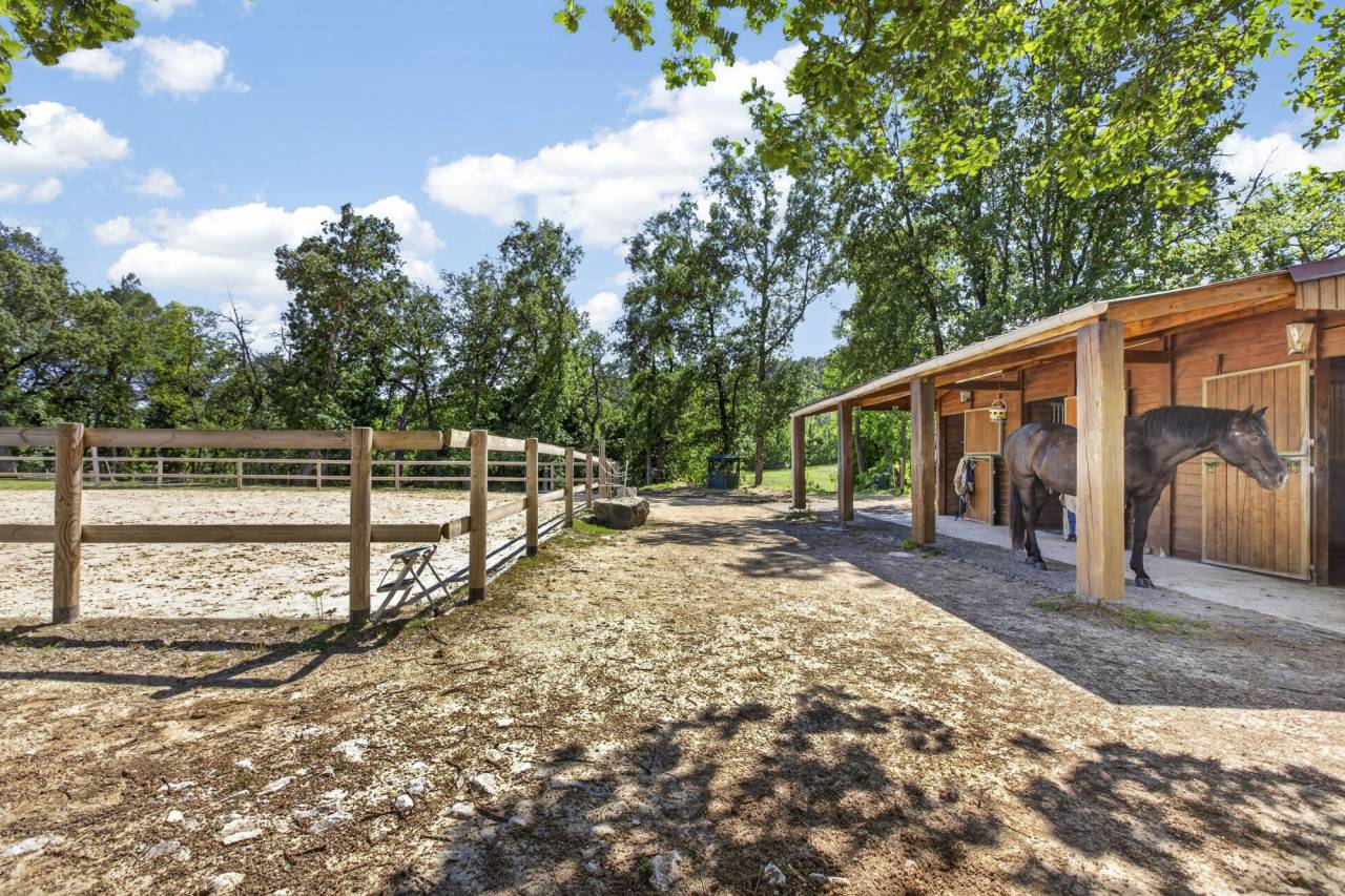 Magnifique propri&eacute;t&eacute; en pierre avec vue panoramique et install