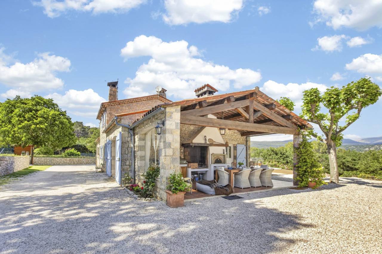 Magnifique propri&eacute;t&eacute; en pierre avec vue panoramique et install