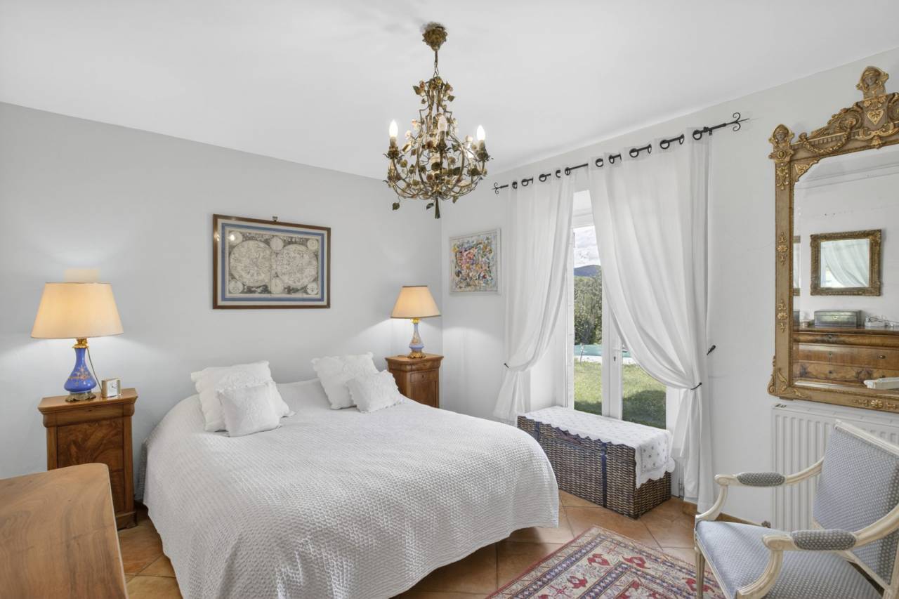 Magnifique propri&eacute;t&eacute; en pierre avec vue panoramique et install