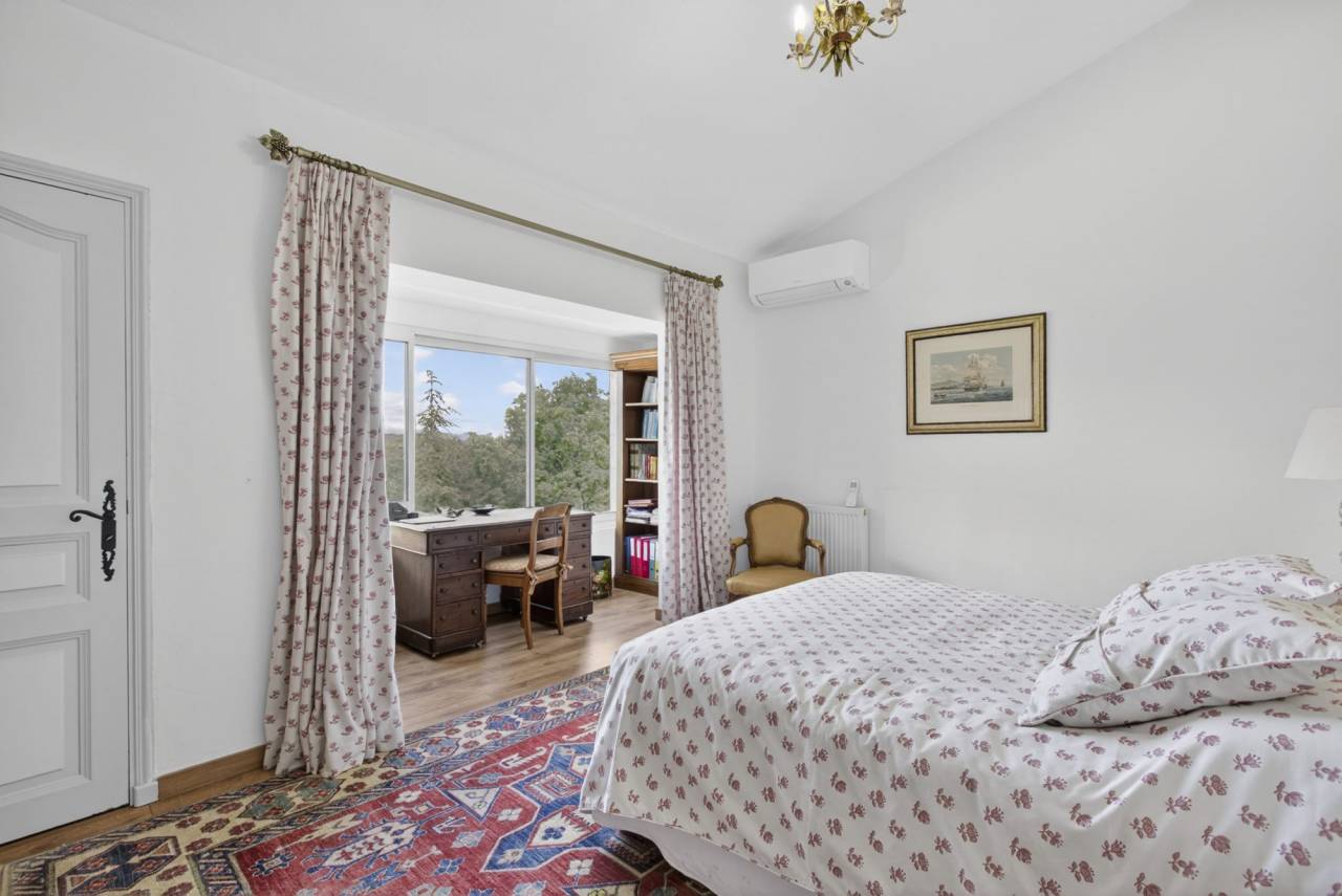 Magnifique propri&eacute;t&eacute; en pierre avec vue panoramique et install