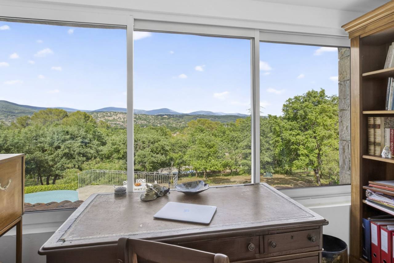Magnifique propri&eacute;t&eacute; en pierre avec vue panoramique et install