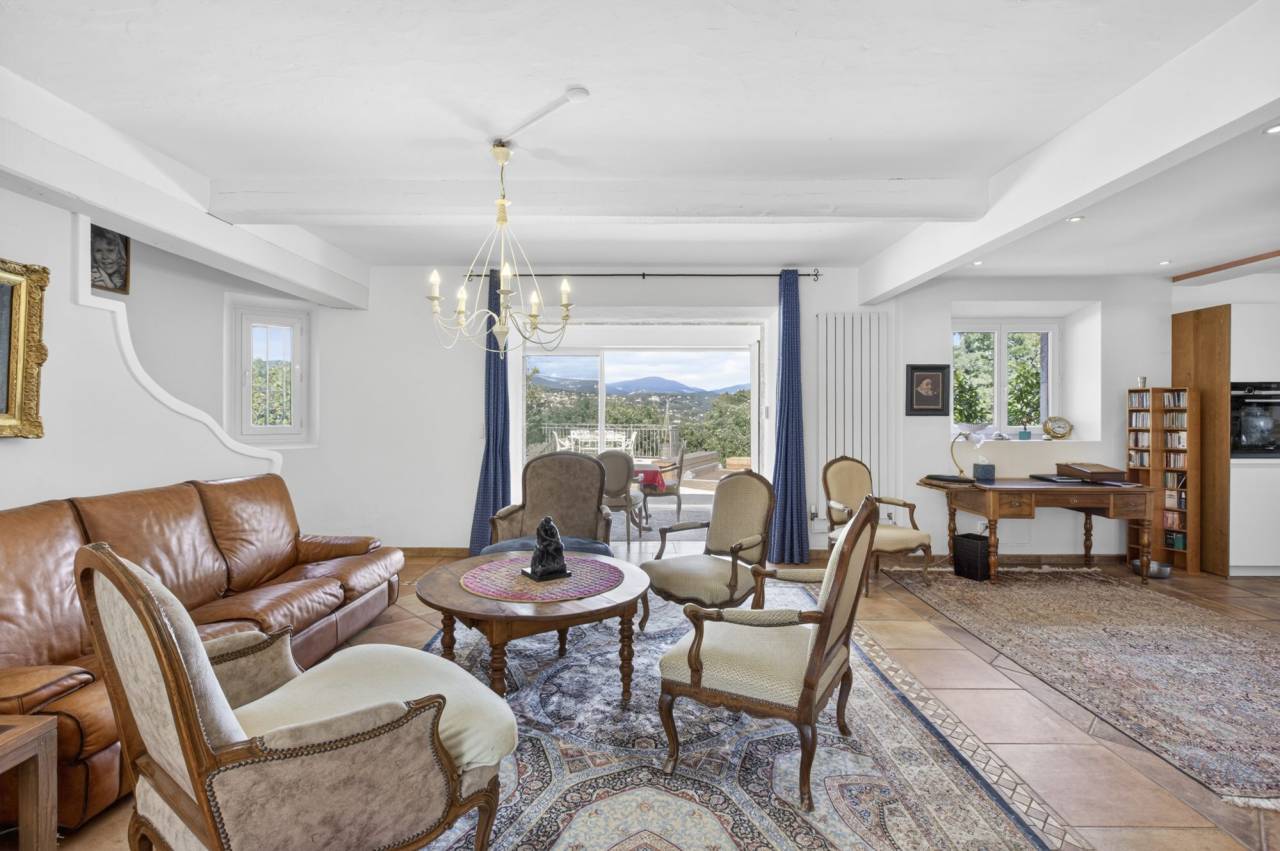 Magnifique propri&eacute;t&eacute; en pierre avec vue panoramique et install