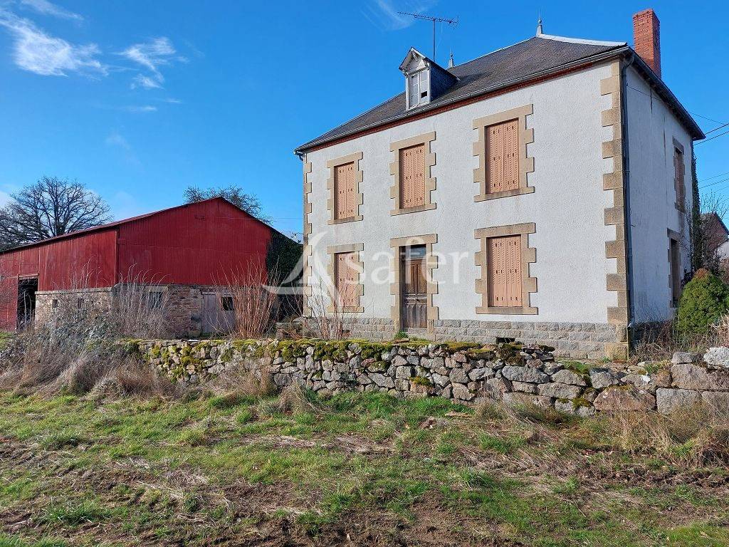 Propri&eacute;t&eacute; b&acirc;tie de 37h30 en limite du Puy-de-D&ocirc;me