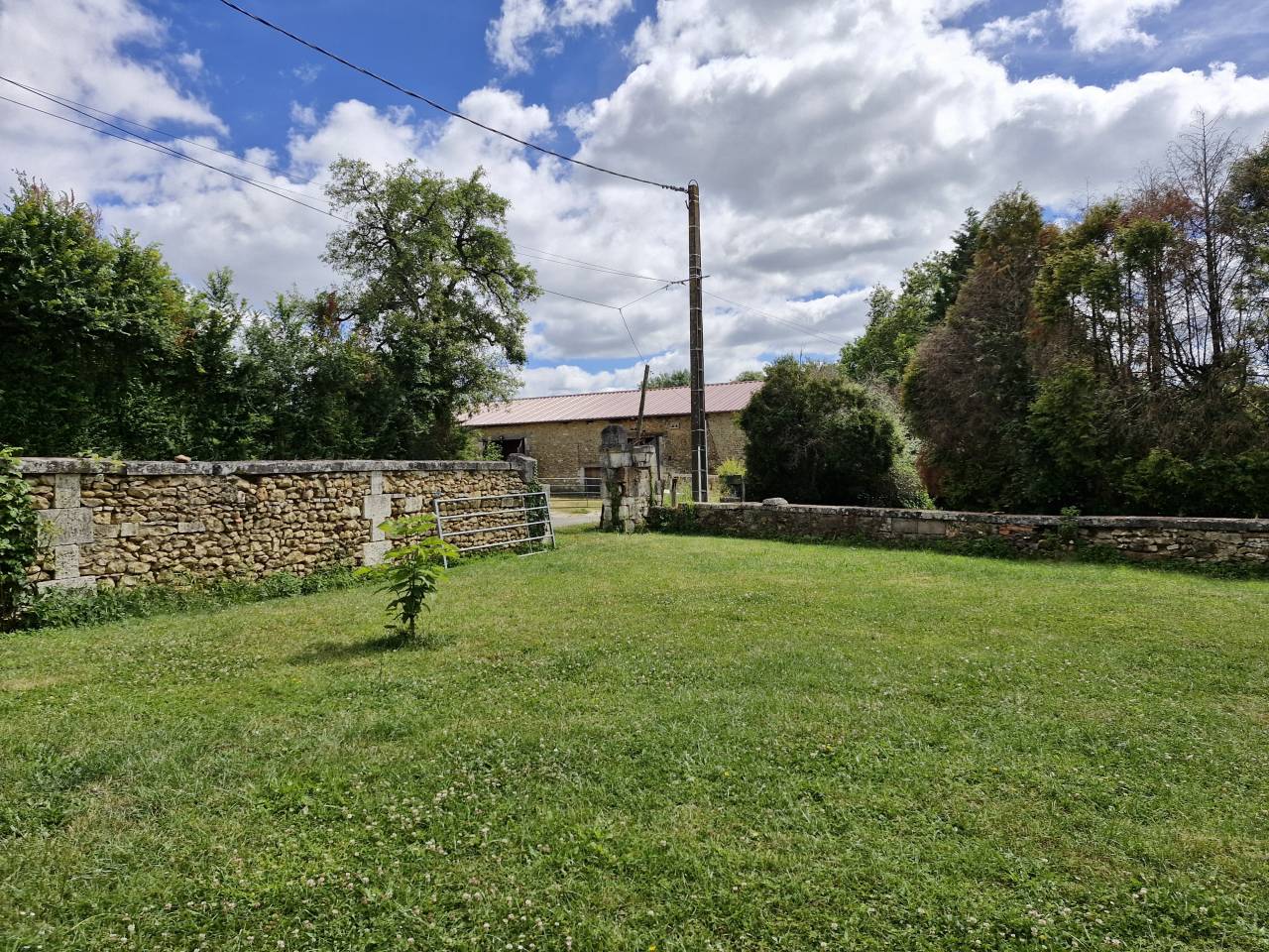 Tr&egrave;s belle propri&eacute;t&eacute; &eacute;questre de 14 ha