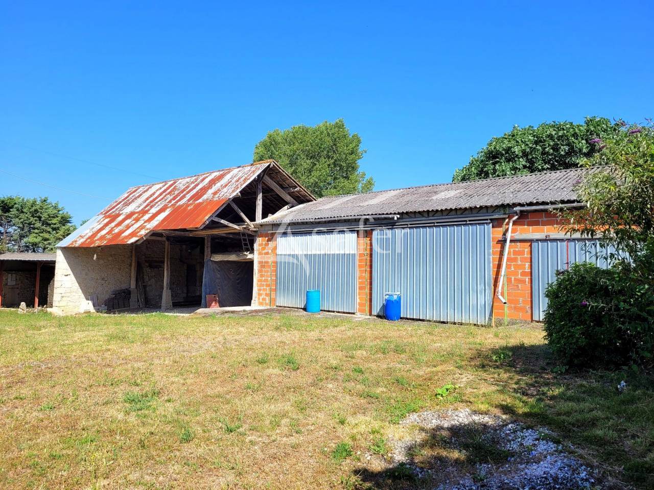 Grande maison traditionnelle avec d&eacute;pendances agricoles sur 9 h