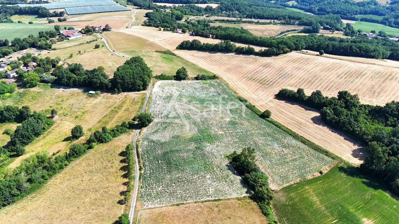 Grande maison traditionnelle avec d&eacute;pendances agricoles sur 9 h
