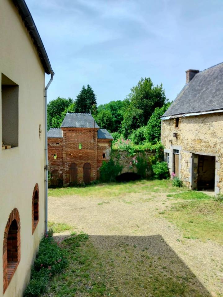 Propri&eacute;t&eacute; , maison d&eacute;pendances et sur 1.9 hectare de terrain