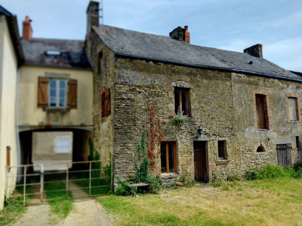 Propri&eacute;t&eacute; , maison d&eacute;pendances et sur 1.9 hectare de terrain