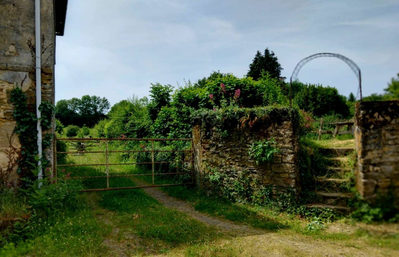 Propri&eacute;t&eacute; , maison d&eacute;pendances et sur 1.9 hectare de terrain