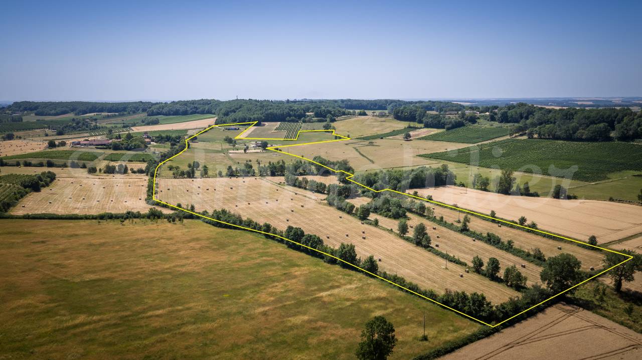 &Agrave; 15 min de Duras et de Pineuilh, sur pr&egrave;s de 14 hect
