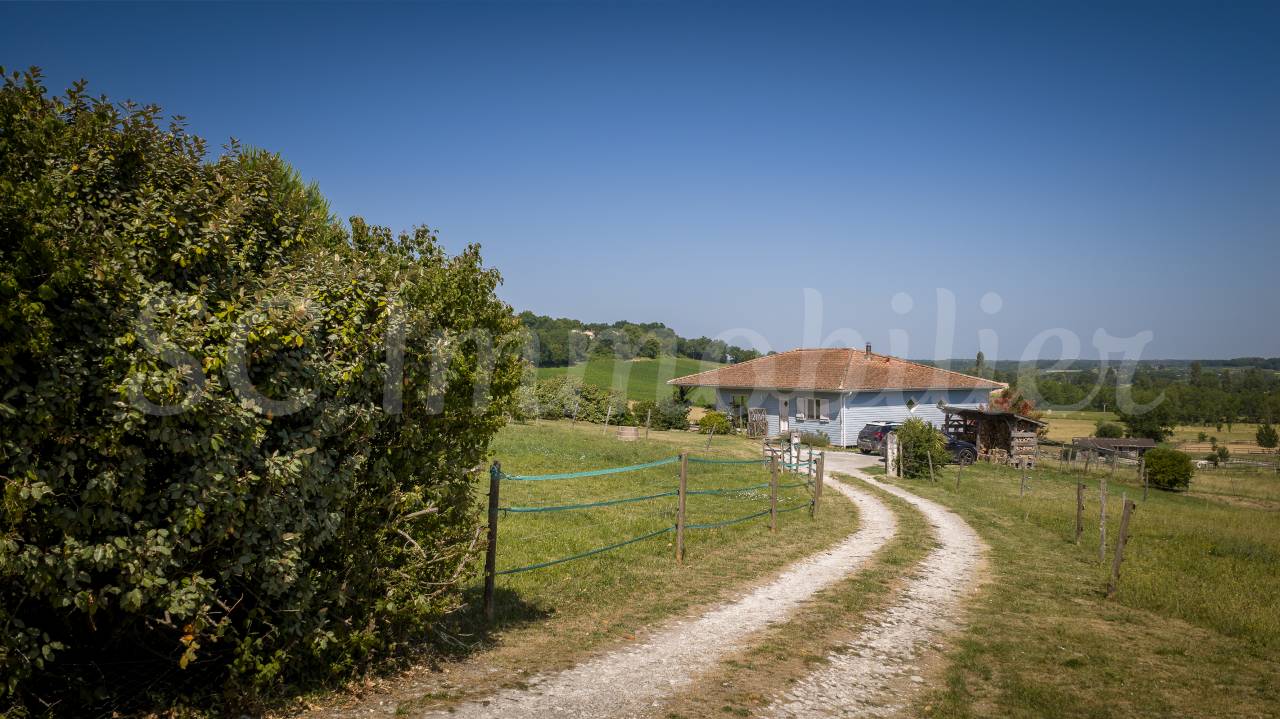 &Agrave; 15 min de Duras et de Pineuilh, sur pr&egrave;s de 14 hect