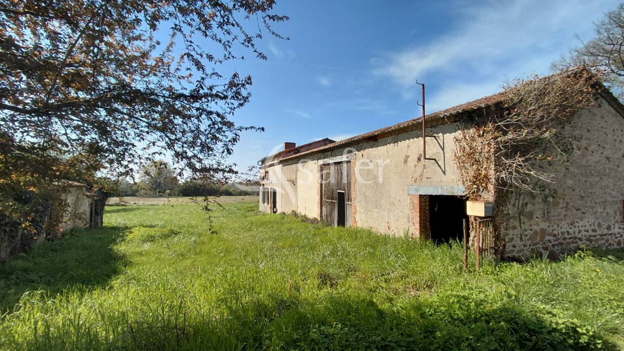 Fermette &agrave; r&eacute;nover sur environ 5 ha