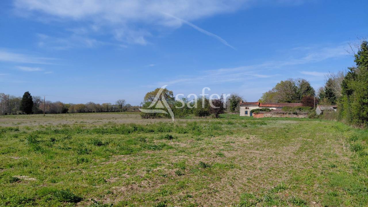 Fermette &agrave; r&eacute;nover sur environ 5 ha