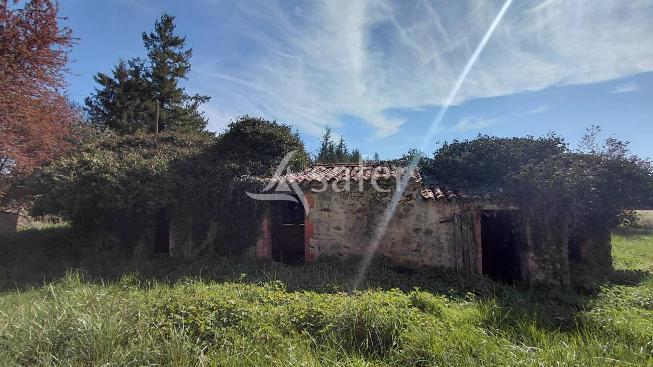 Fermette &agrave; r&eacute;nover sur environ 5 ha