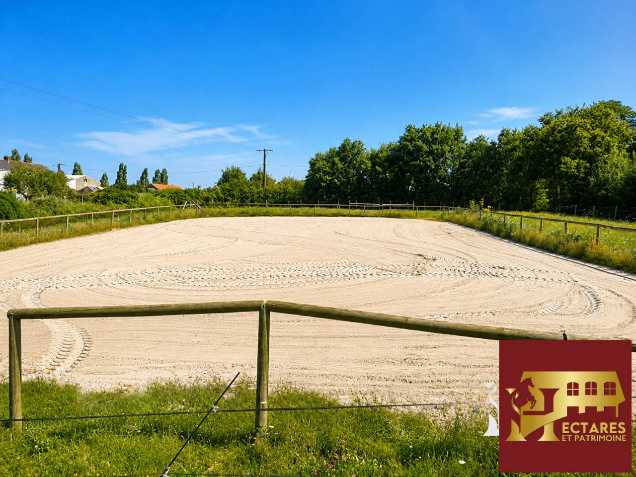 PROPRI&Eacute;T&Eacute; &Eacute;QUESTRE SUR 10 HECTARES  &Eacute;CURIE 8 BOXES  CARRI&Egrave;RE