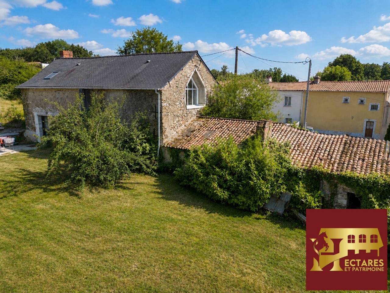 PROPRI&Eacute;T&Eacute; &Eacute;QUESTRE SUR 10 HECTARES  &Eacute;CURIE 8 BOXES  CARRI&Egrave;RE