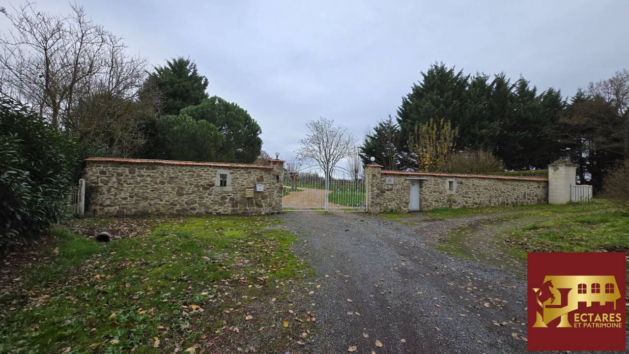 Belle Demeure de 175 m2 sur une Propri&eacute;t&eacute; de 8 ha