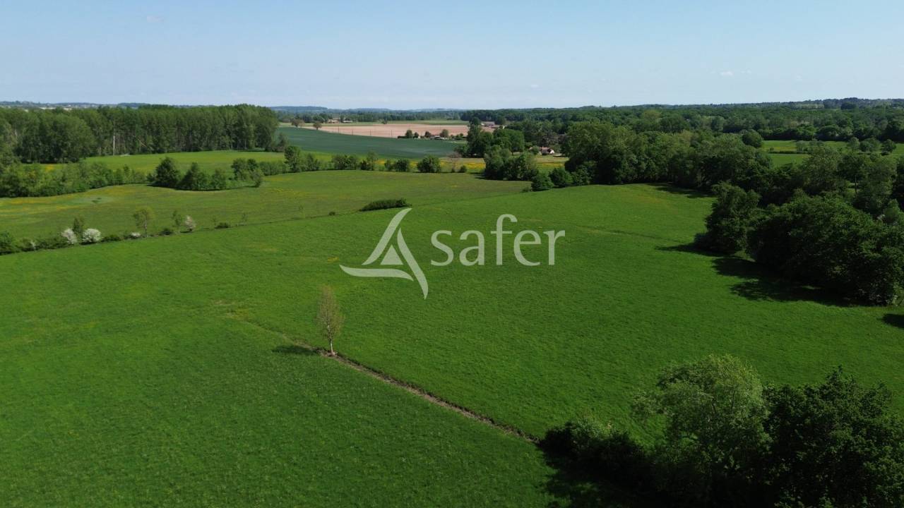 Exploitation d'&eacute;levage bio sur 35ha, ouest Dordogne