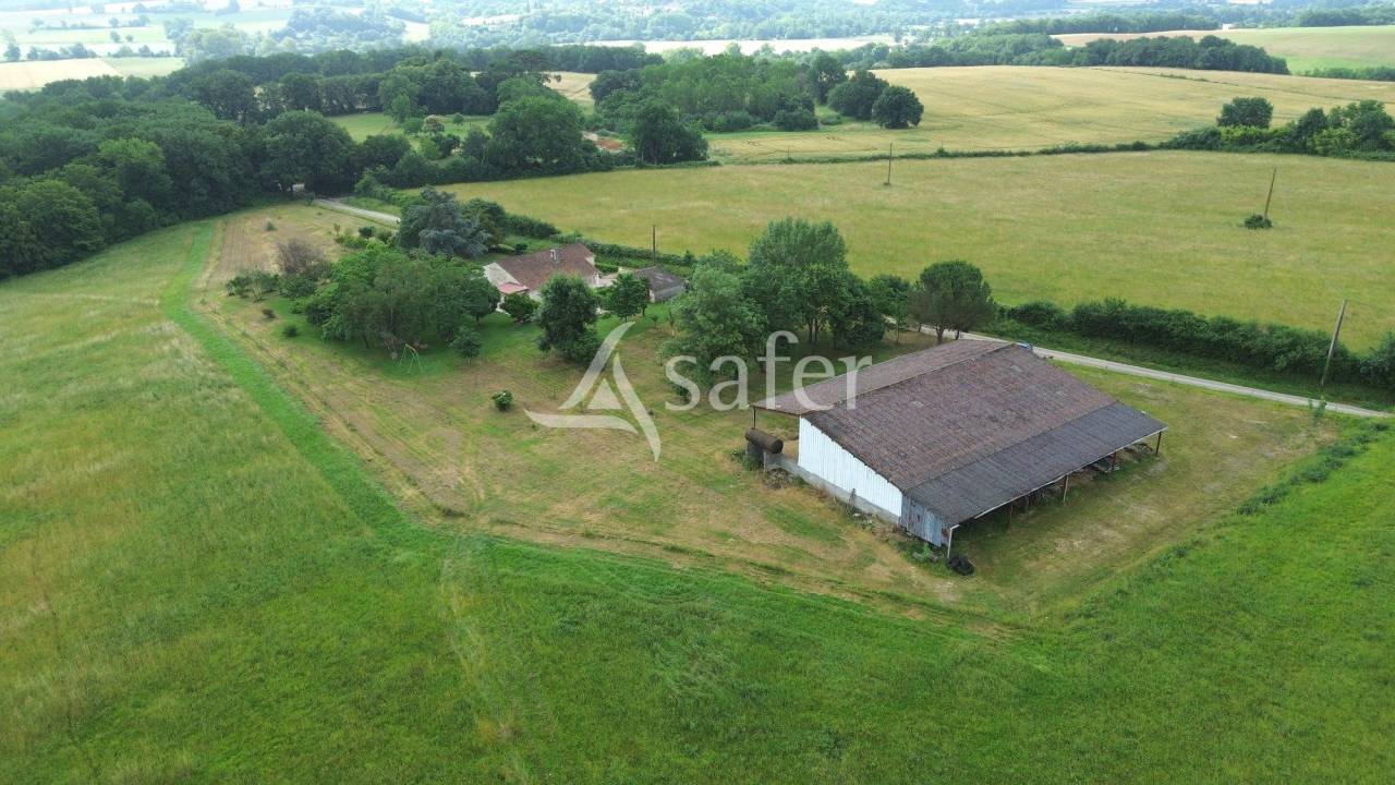 Propri&eacute;t&eacute; en pierre sur 10ha au calme