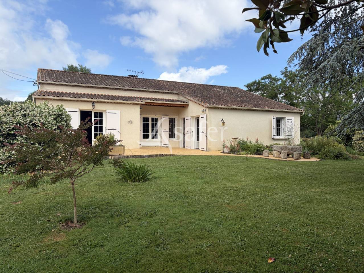 Propri&eacute;t&eacute; en pierre sur 10ha au calme