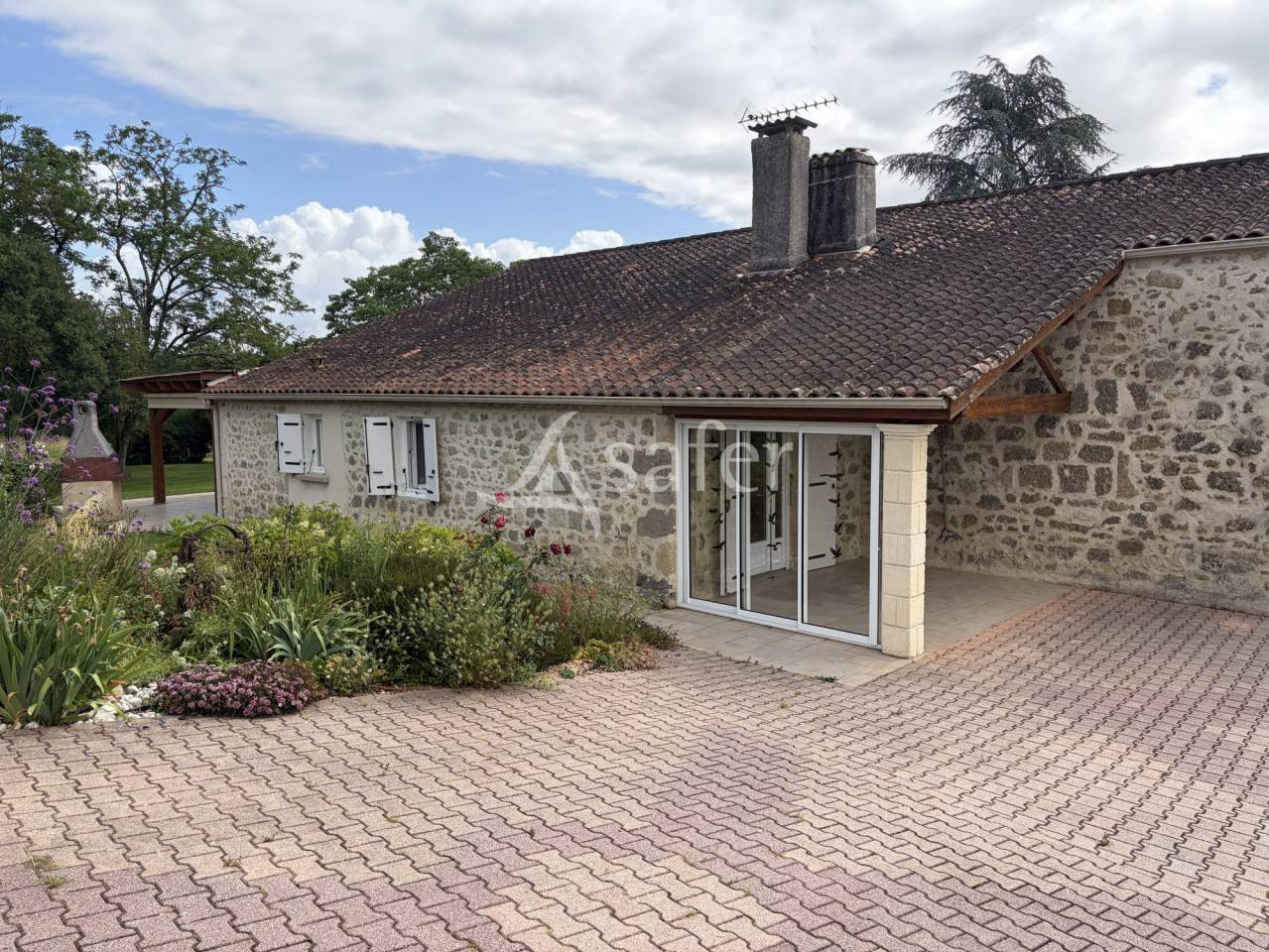Propri&eacute;t&eacute; en pierre sur 10ha au calme