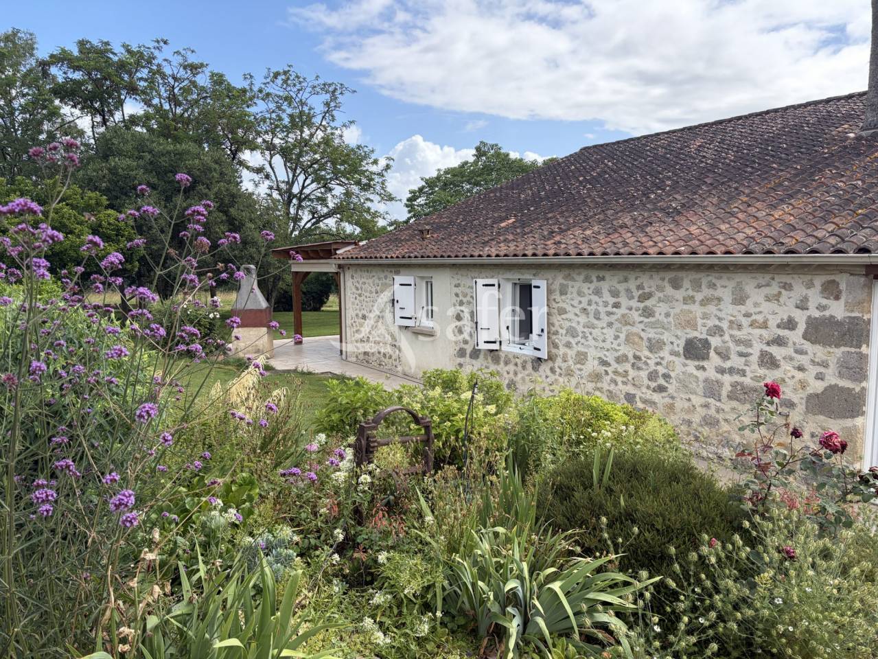 Propri&eacute;t&eacute; en pierre sur 10ha au calme
