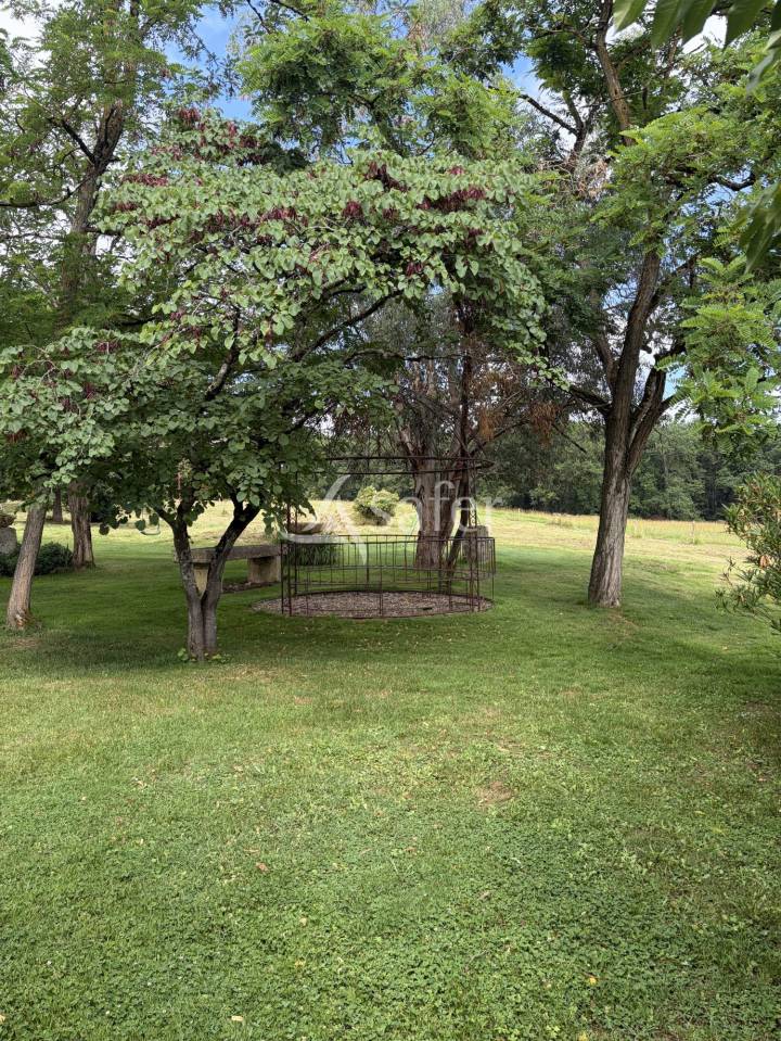 Propri&eacute;t&eacute; en pierre sur 10ha au calme