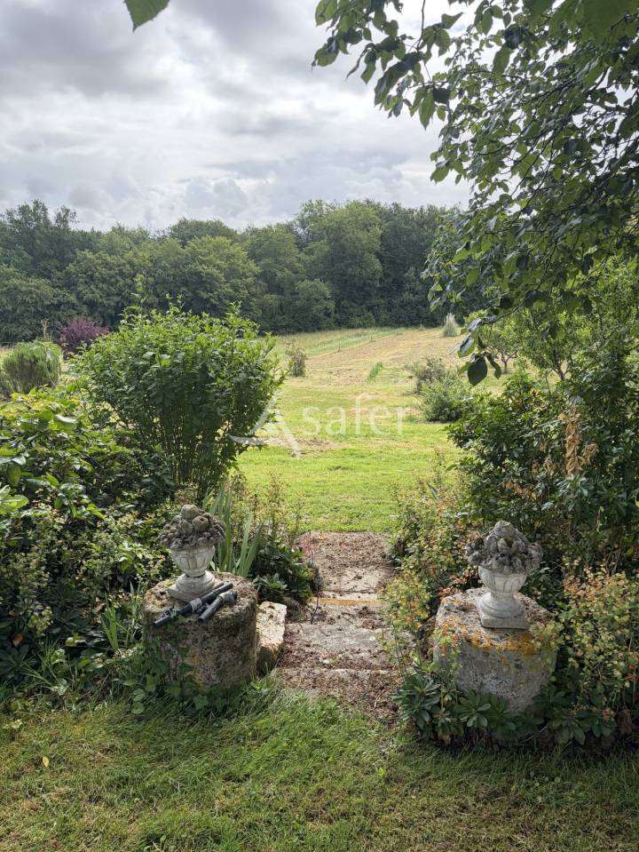 Propri&eacute;t&eacute; en pierre sur 10ha au calme