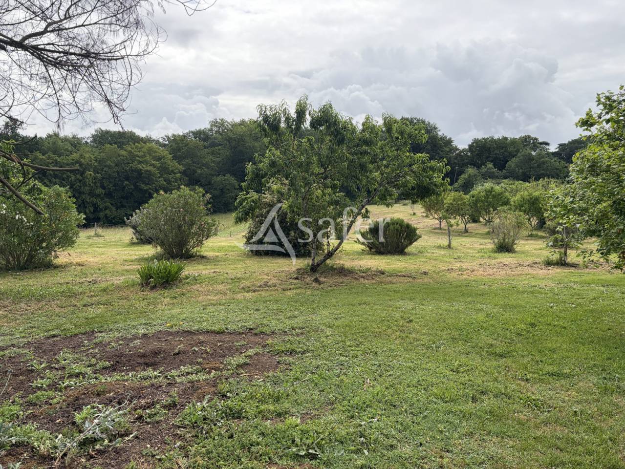 Propri&eacute;t&eacute; en pierre sur 10ha au calme