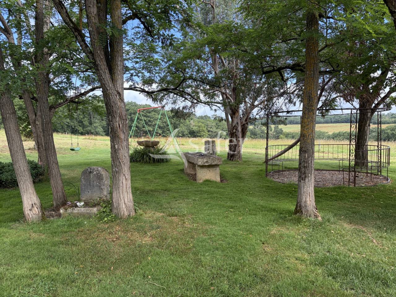 Propri&eacute;t&eacute; en pierre sur 10ha au calme