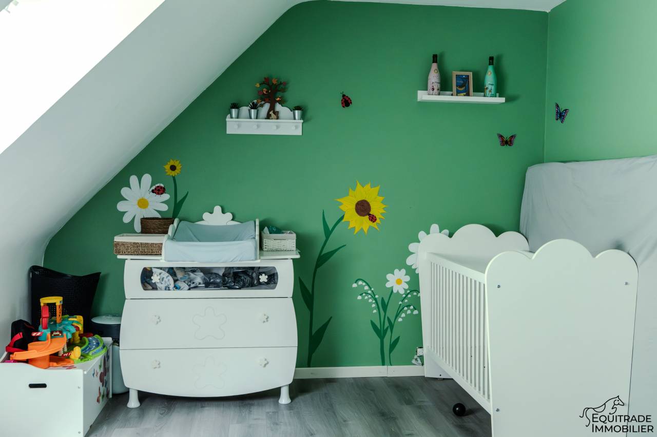 Grande maison familiale avec beau terrain arbor&eacute;