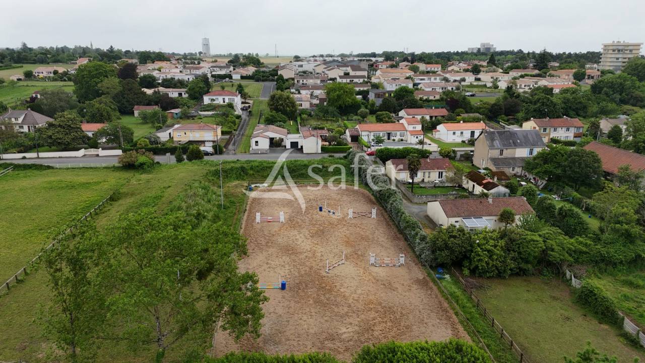 Ancien centre &eacute;questre zone urbaine
