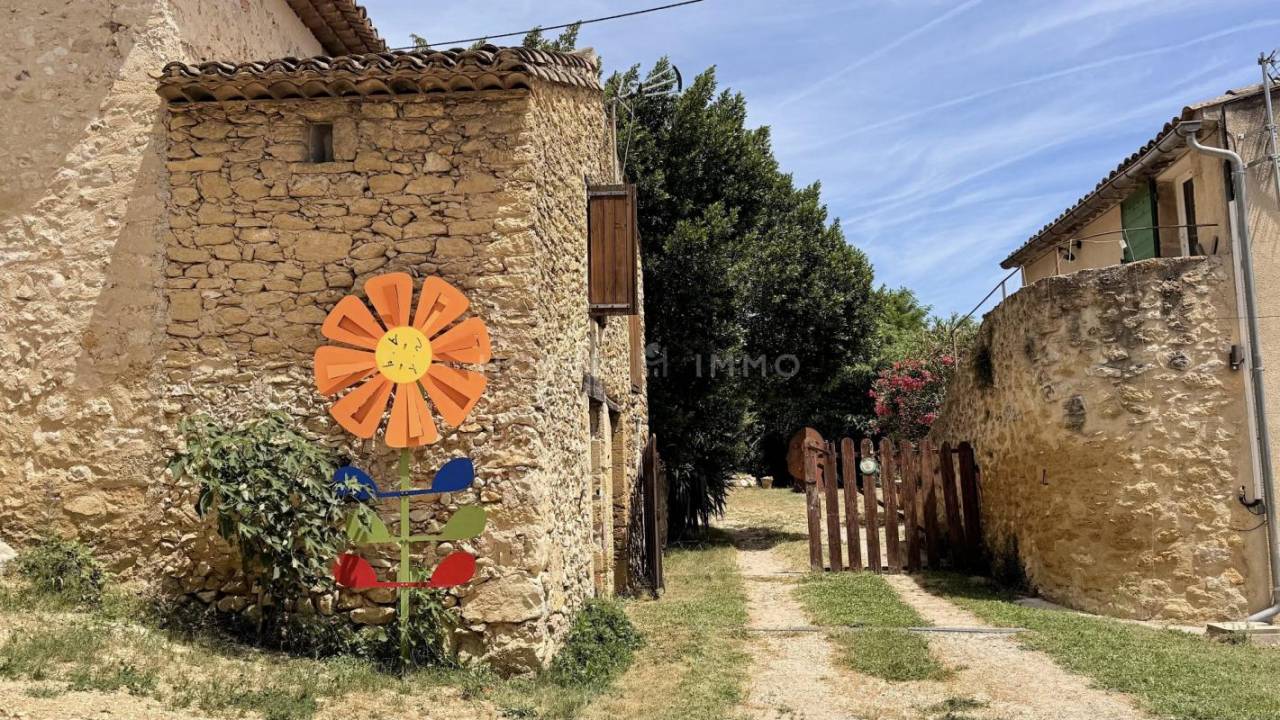 Magnifique bastide au pied du Luberon sur 8,5 hectares