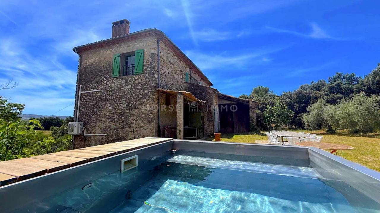 Magnifique bastide au pied du Luberon sur 8,5 hectares