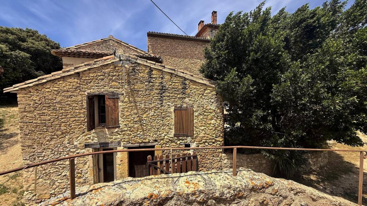 Magnifique bastide au pied du Luberon sur 8,5 hectares