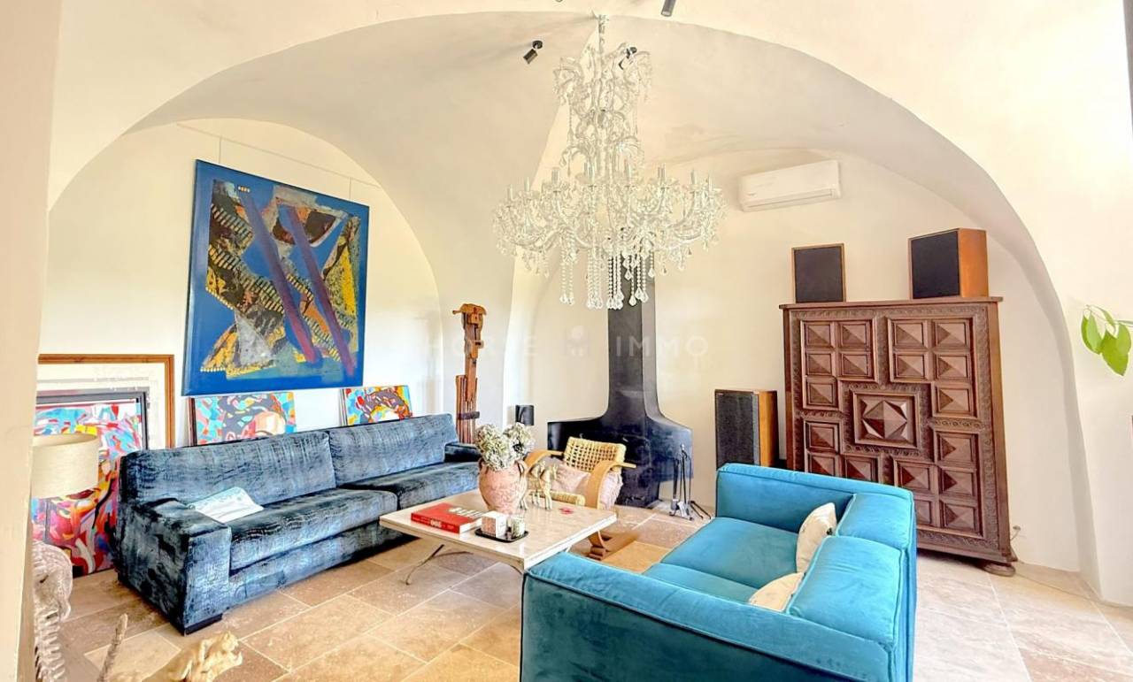 Magnifique bastide au pied du Luberon sur 8,5 hectares