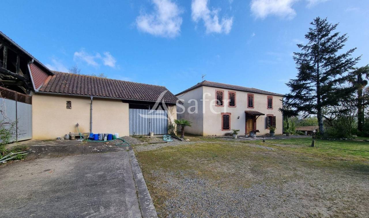 Maison, d&eacute;pendances et 21 ha de pr&eacute;s, proches de Maubourguet