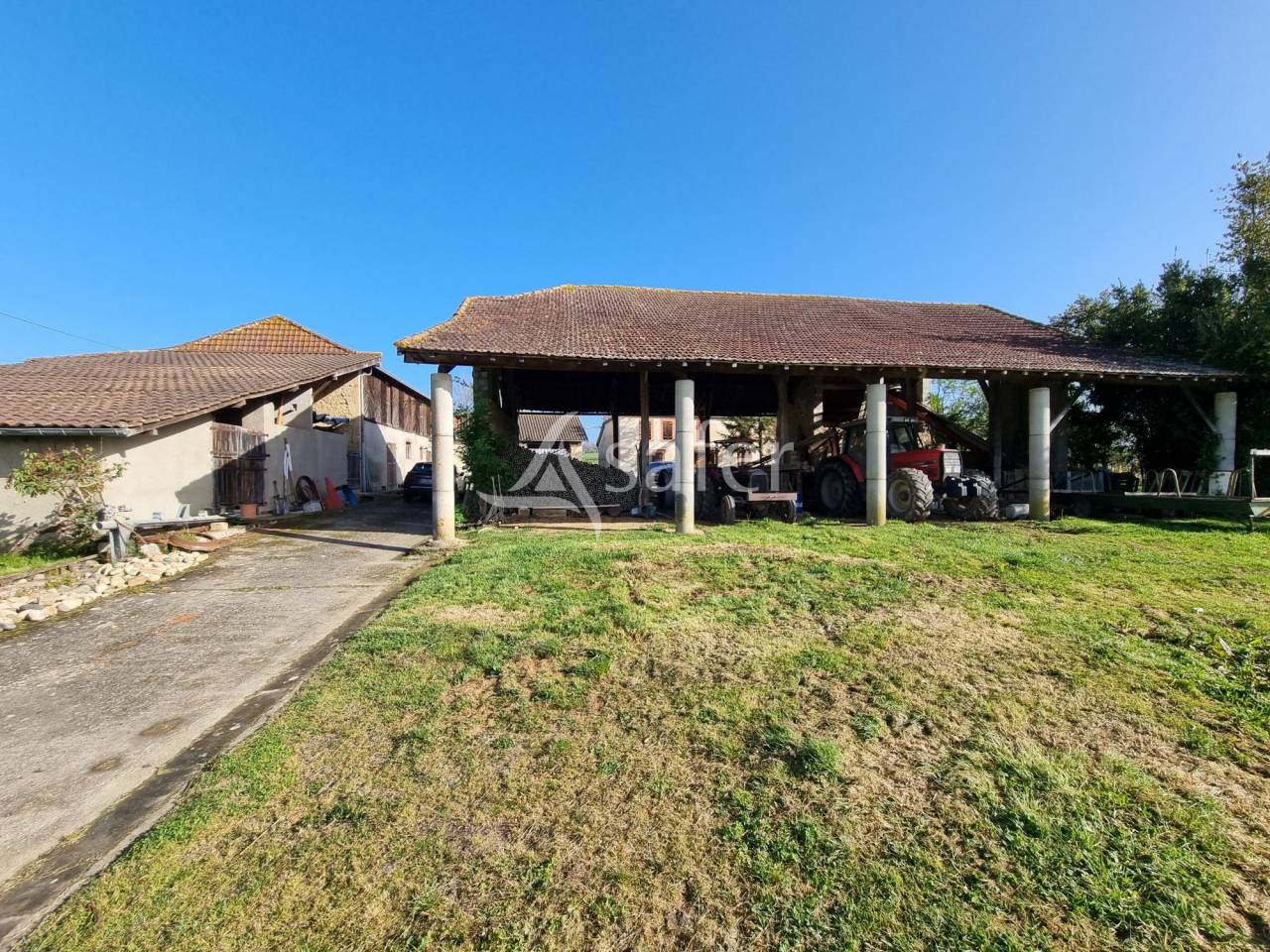 Maison, d&eacute;pendances et 21 ha de pr&eacute;s, proches de Maubourguet