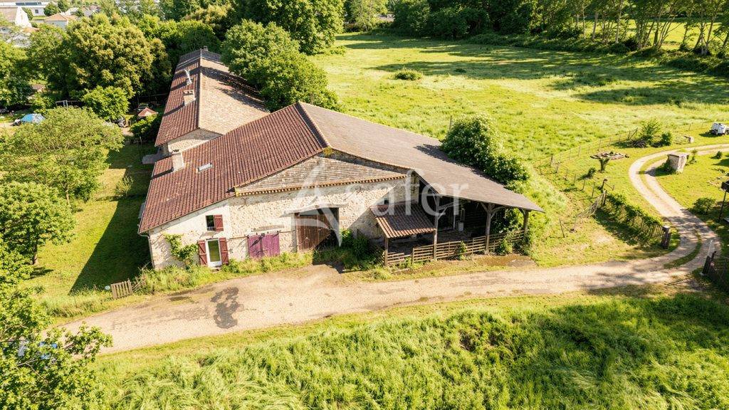 Propri&eacute;t&eacute; agricole b&acirc;tie sur 35ha, proche Gironde