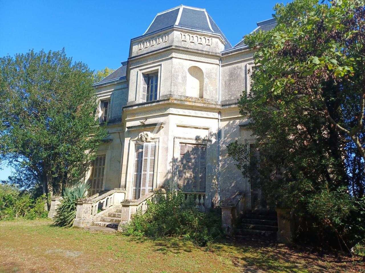 Propri&eacute;t&eacute; de 13ha, proximit&eacute; de l'Estuaire, avec un Corps de