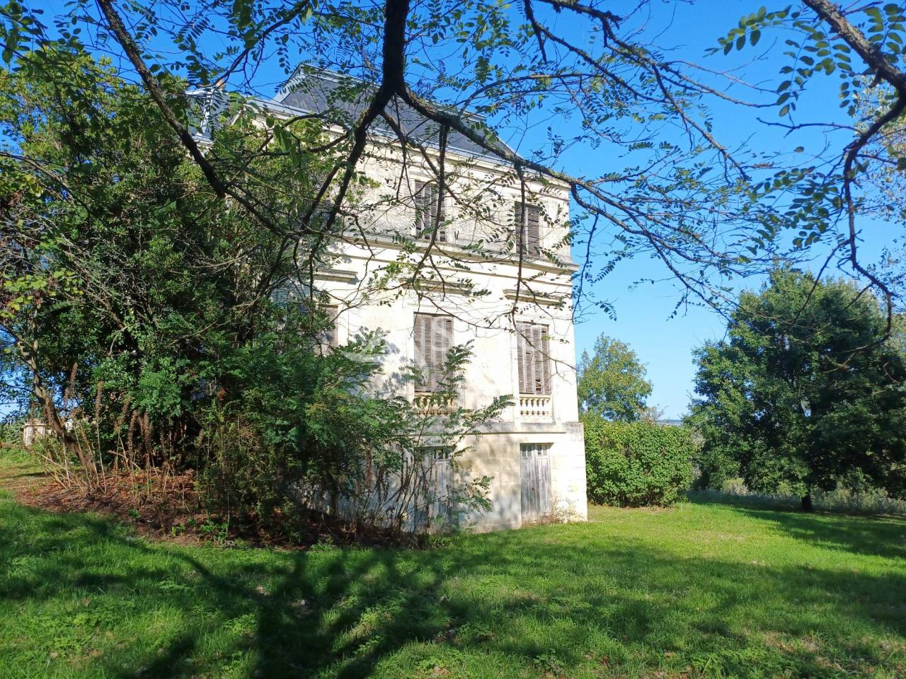 Propri&eacute;t&eacute; de 13ha, proximit&eacute; de l'Estuaire, avec un Corps de