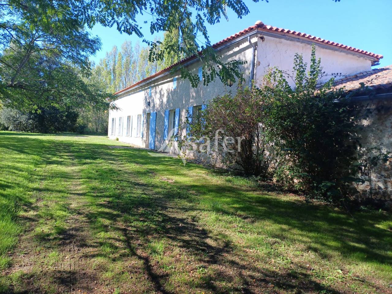 Propri&eacute;t&eacute; de 13ha, proximit&eacute; de l'Estuaire, avec un Corps de