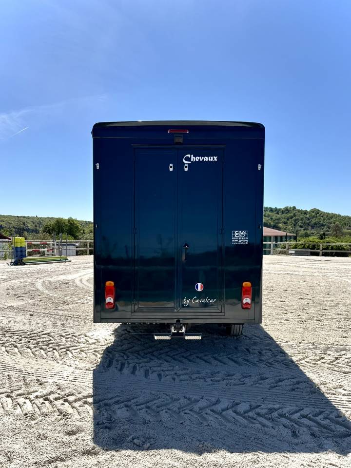 Camion Chevaux VL CAVALCAR Peugeot 180 Chevaux Stalles 