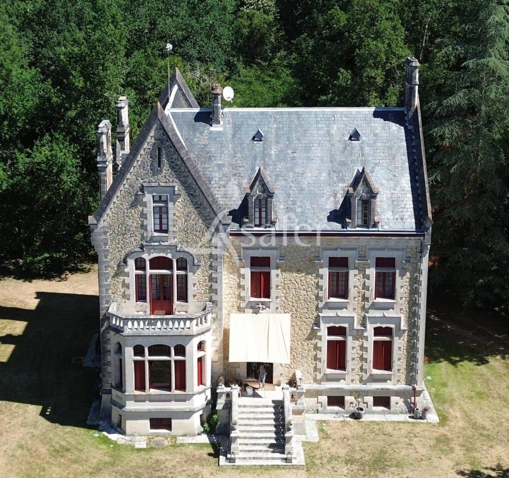 Manoir du 19eme si&egrave;cle avec chambres d'h&ocirc;tes, en vall&eacute;e de l'
